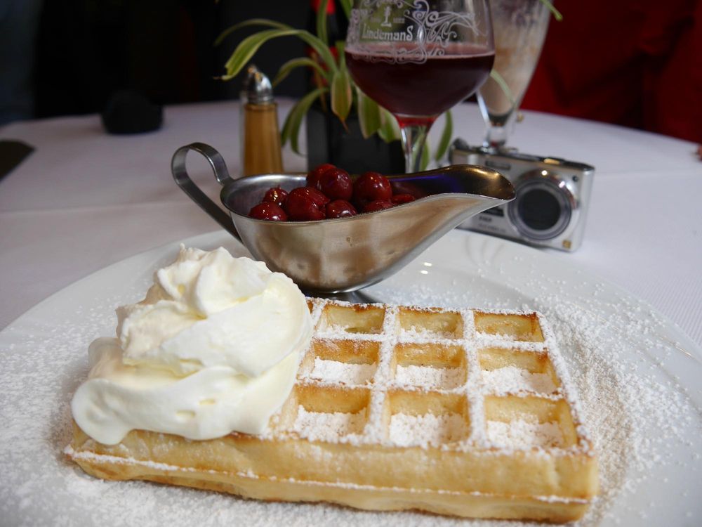Brusselse wafel met slagroom en kersen
